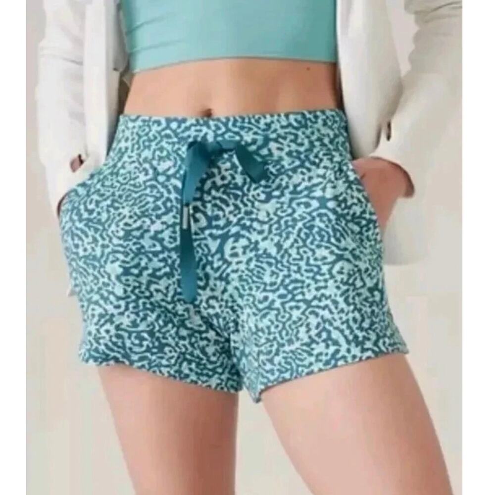Athleta Blue Leopard Balance 4" Shortie Size S